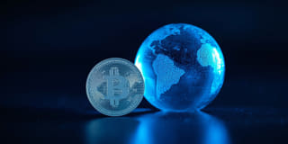 Kryptoměna znázorněná jako prvek širších globálních finančních trhů